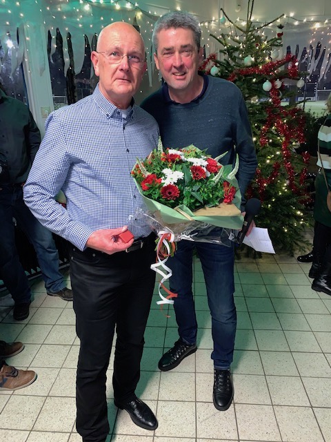 WinoAarnink's tweet photo. Vandaag gaat Hans P. van Dijk (links op de foto) na 40 trouwe dienstjaren bij V&amp;W/IenM/IenW met pensioen. Een vakman en steunpilaar voor de directie Openbaar Vervoer en Spoor. Ik dank hem voor zijn inzet en wens hem het allerbeste. https://t.co/2v32BR1Cn5