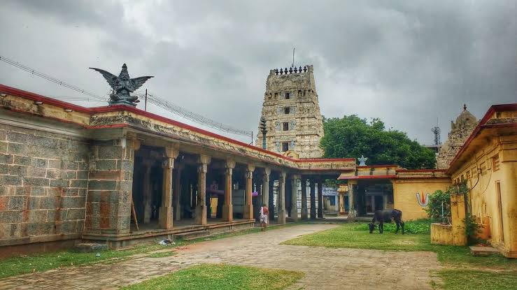 Jai Shri RamRaama Raama Raame[a-I]ti Rame Raame Manorame |Sahasra-Naama Tat-Tulyam Raama-Naama Vara-[A]anane || Happy Ram Navami to all #RamNavami  #RamNavami2020  #JaiSriRam Thread about Oldest Ram Temple in South India.ERI KATHA RAMAR,MADRANTAKAM.