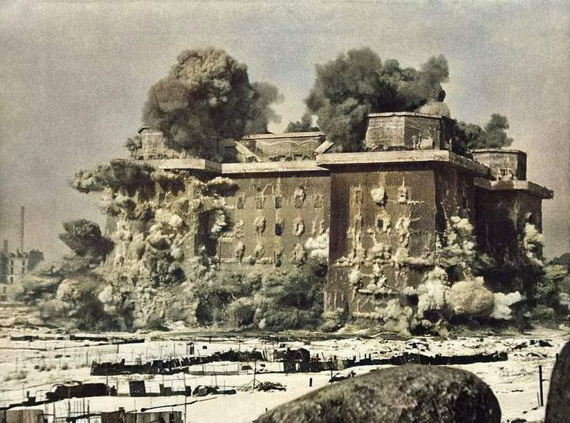 TRUFAULT's tweet photo. Impresionante #imagen,de la demolición de una de las torres de la defensa antiaérea (#Flakturm) de #Berlín,en 1948.
🇩🇪
#Historia #history #Guerra #WWII #WW2 @WW2live @WW2Facts @la_anfi @Barbarroja0300h #SGM #WarArt #pictures #warpics #Amazing #pictureoftheday @WW2enimagenes #cool https://t.co/CsL0fY7d8C