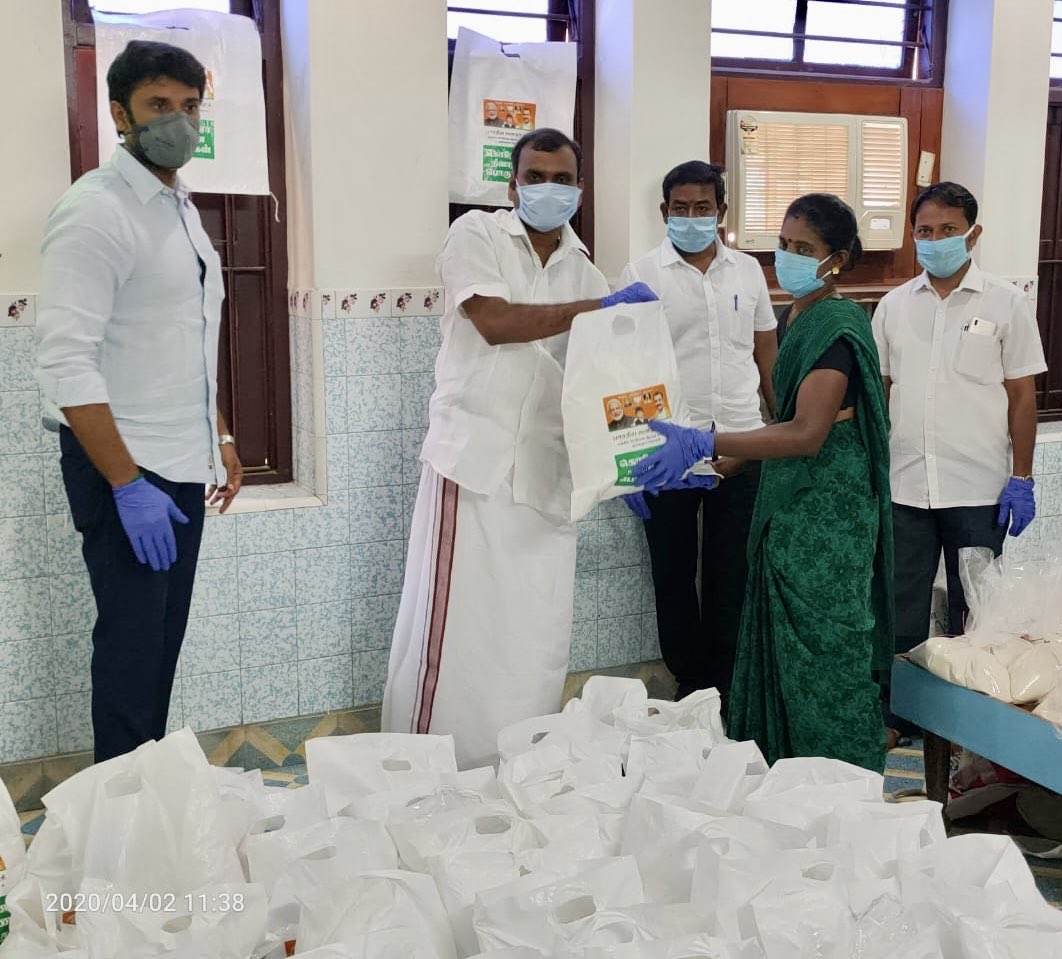 VinojBJP's tweet image. #modikits distribution to over 2000 families in the Harbour constituency organised by @BJYMinTN commenced at Shri @LMuruganBJP residence today. Rations to last the #lockdown period has been provided through crowd funding n being given. Spl thanks to @Varunmanian #BJYMCares