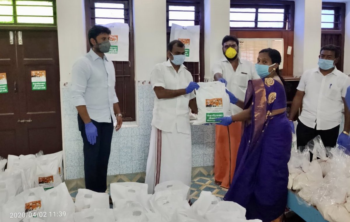 VinojBJP's tweet image. #modikits distribution to over 2000 families in the Harbour constituency organised by @BJYMinTN commenced at Shri @LMuruganBJP residence today. Rations to last the #lockdown period has been provided through crowd funding n being given. Spl thanks to @Varunmanian #BJYMCares