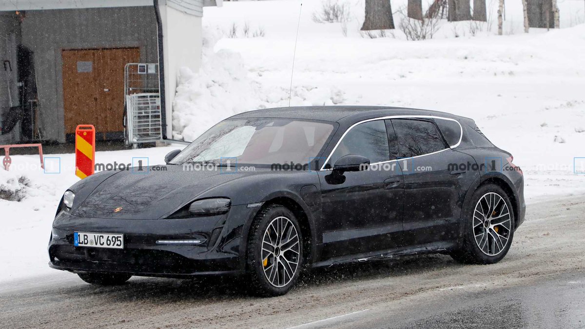 ViragesAuto's tweet photo. #Porsche cache de moins en moins sa #Taycan #CrossTurismo lors des roulages.

La #voiture est désormais connue, la présentation #officielle étant originellement prévue pour le #GIMSSwiss.

Elle reprendrait les même #motorisations #électriques que la #berline.

Cc. @Porsche_France https://t.co/nLh4ax2eXQ