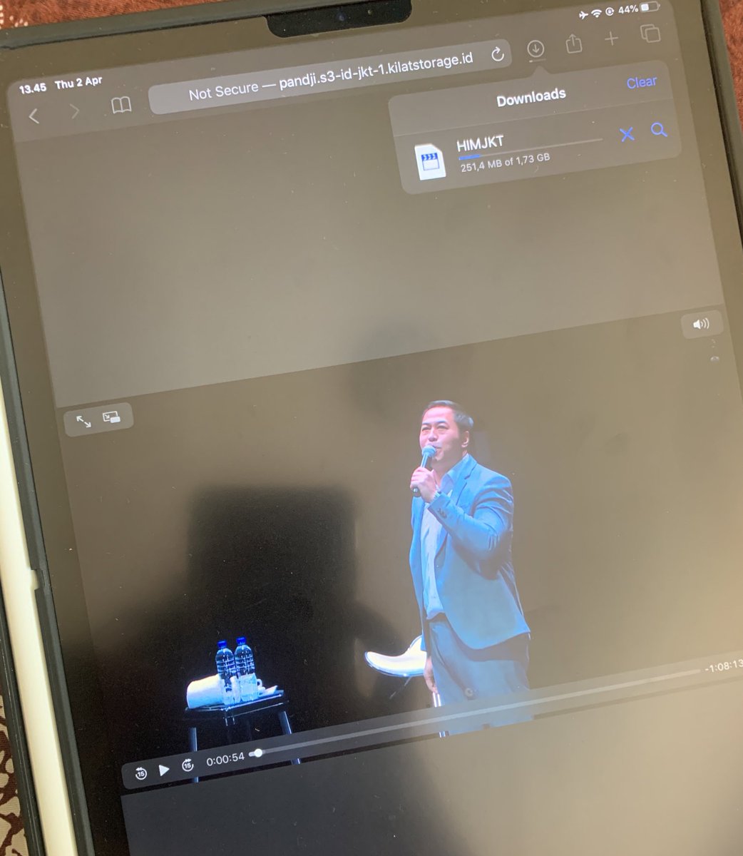 jane_angeline's tweet photo. Downloading @pandji ‘s stand up comedy; Hiduplah Indonesia Maya. My favorite Indonesian stand up comedian😄 https://t.co/xXxkbjq8cc