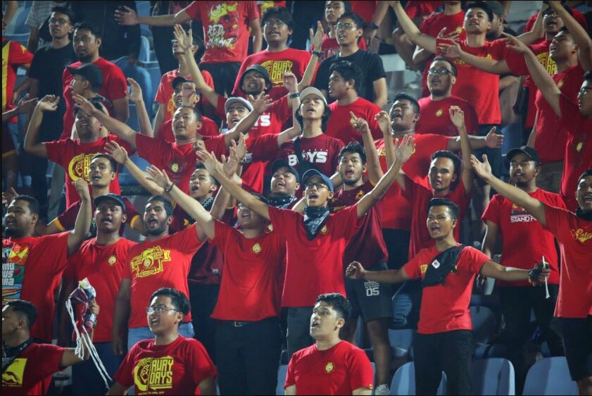 selangorfc's tweet photo. #FootballClubChallenge ! 

1. Lencana 🔴
2. Stadium 🏟
3. Penyokong 💛
4. Pemain ⚽️ 

Kami cabar : @SubangCityFC @SubangUnited @SACityFC https://t.co/77r4pc2b3v