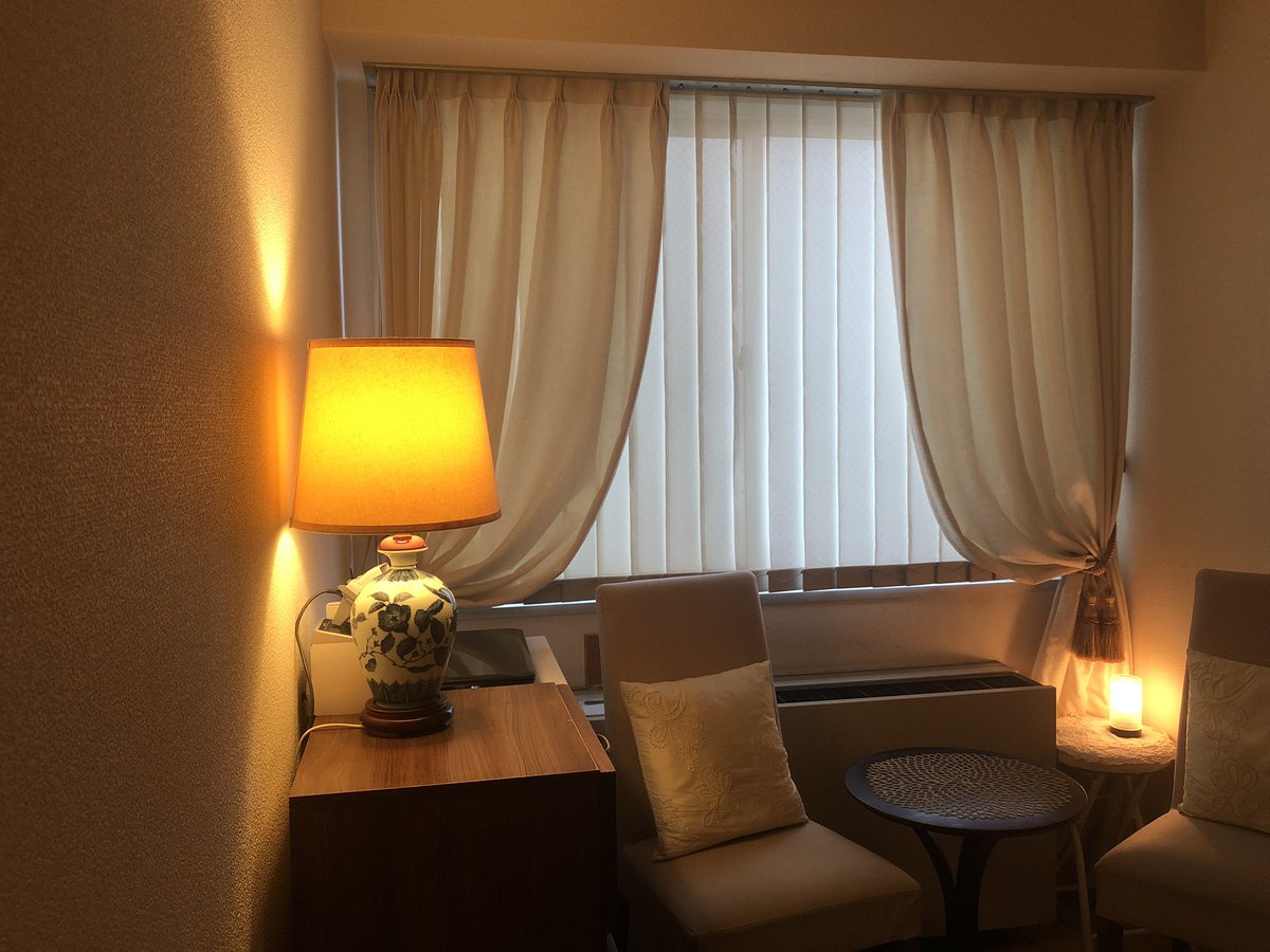 kaonriko's tweet photo. 当店にはこのように、大きな窓が玄関ドアと直線の位置にありかなり風が通ります！お客様ご来店直前、施術後には必ず換気しております。
#表参道 #表参道kaon #kaon #リラクゼーションサロン #コロナ対策 https://t.co/SOO4yGAW8T