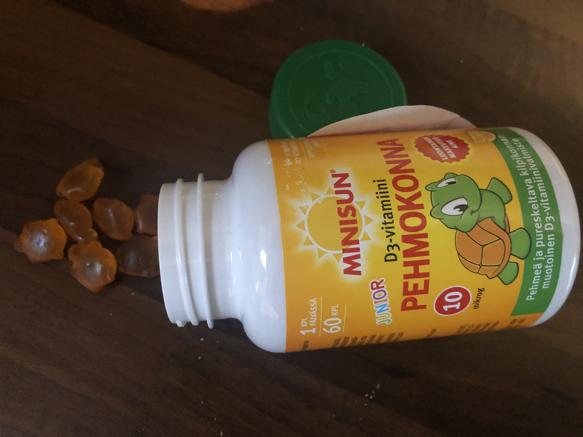 TervonenMinna's tweet photo. @OMiettinen Tähän on tultu: mä kierrän karkkisääntöä syömällä lasten karkin makuisia pehmokilppari D-vitamiineja. Laskin että 10 saa syödä päivässä😂#poikkeusolot https://t.co/ymOIUS93dI