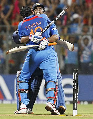 The FinishGambhir lost his composure, got out for 97. Dhoni, however didn't. He makes sure India take the cup home this time as he hits one to the mid off. Shastri sums it up well "DHONI FINISHES OFF IN STYLE, INDIA LIFT THE WORLD CUP AFTER 28 YEARS". 12/n