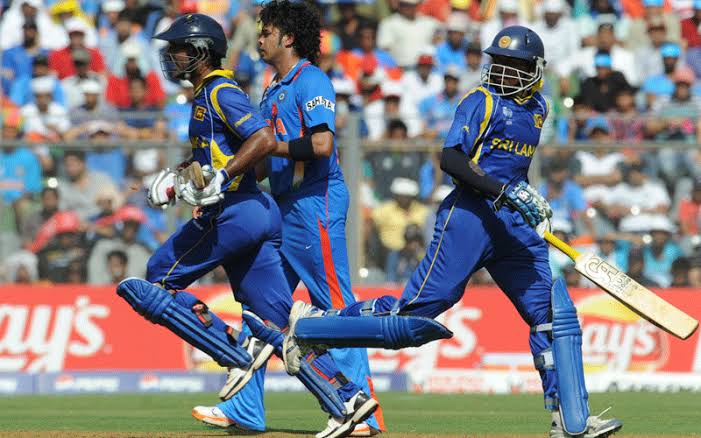 Lions Roar backZak was roaring but the then captain and the vice-captain (Sanga and Dilshan) of the SL team saw off the seamer's threatening spell and started taking advantage of the flat Wankhede wicket. 4/n