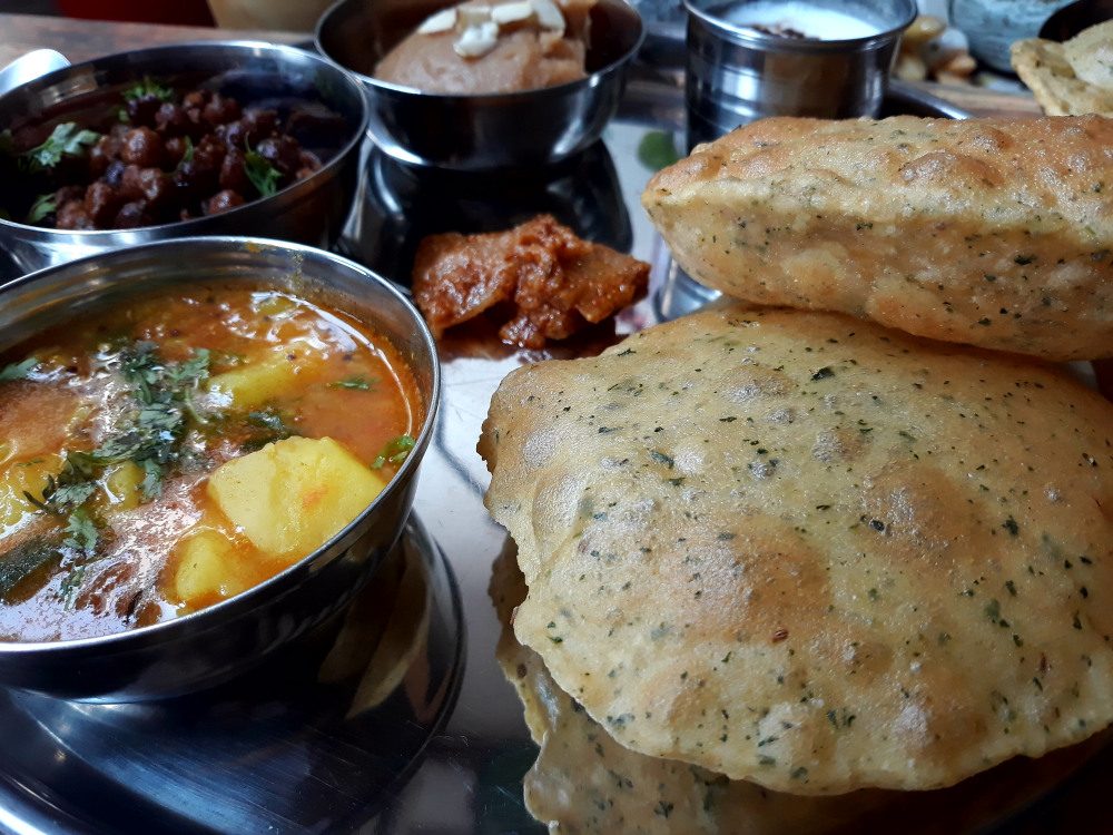 StreetsThatTalk's tweet photo. Halwa puri and more for Lunch on Ashtami.
.
What's on your table?
.
.
📸 : Jasleen Namak Swadanusar
.
#halwapuri #chanapuri #aloopuri #aloopoori #navratrafood #lunchgoals #lunchdiaries #indianlunch #lunchdiaries #aloosabzi #poorialoo #ashtami https://t.co/vhunK78m8u