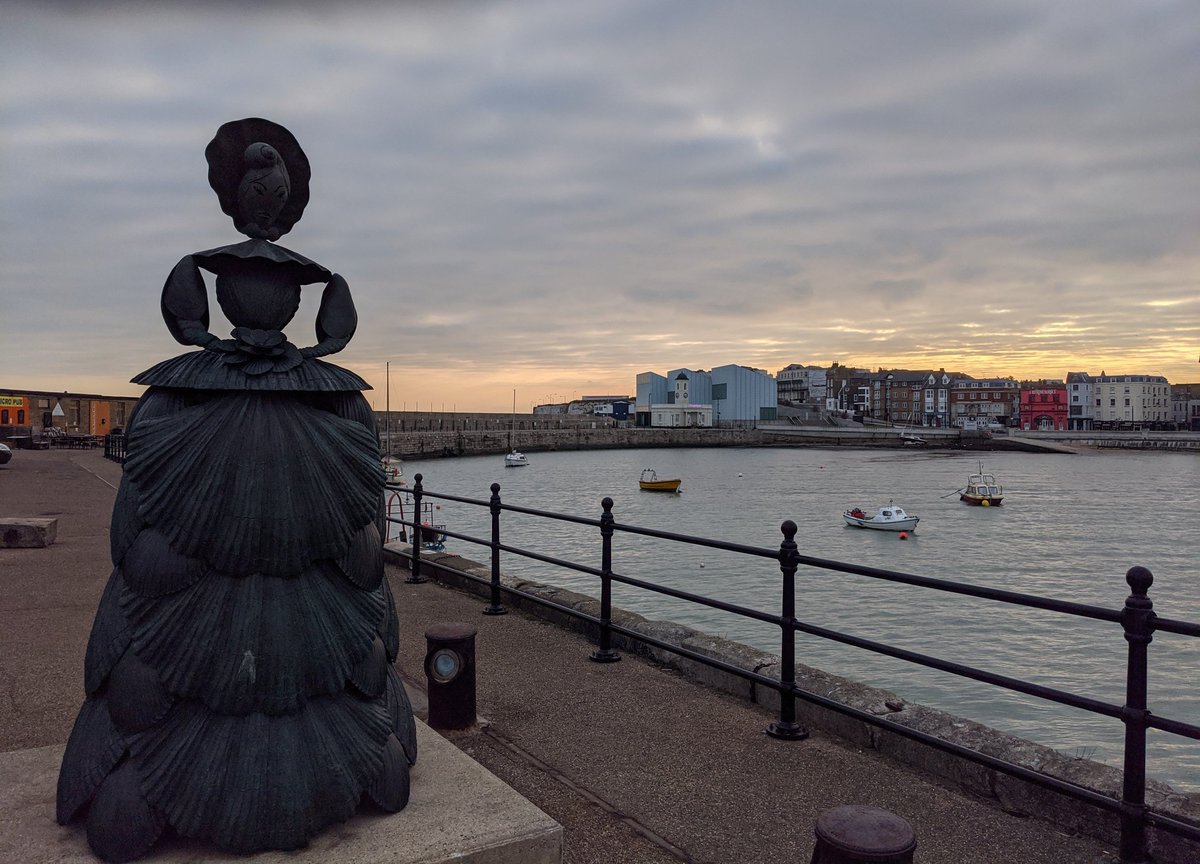 peterdav2000's tweet photo. High tide this morning so kept my jog to the clifftops. Extended my run in the other direction today to the Harbour Arm. #lockdown #exercise #palmbay #cliftonville #harbourarm #stonepier #mrsbooth #lighthouse #margate https://t.co/2in3V2nTIz