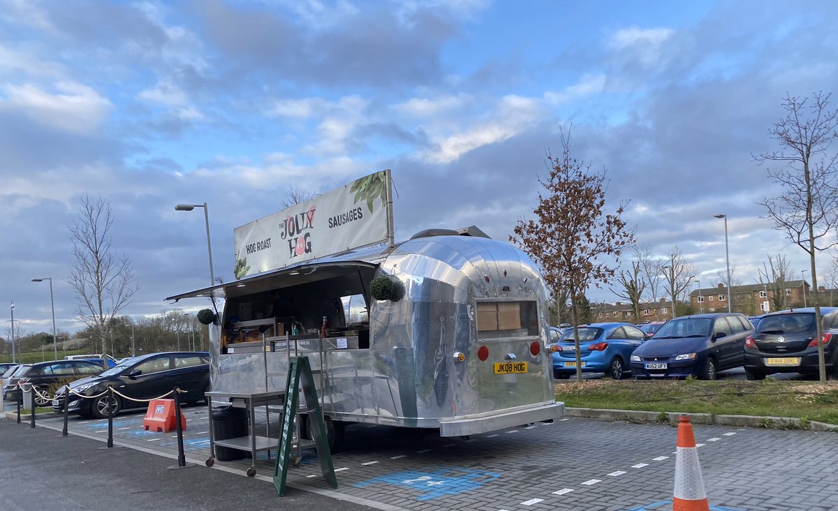 What a way to start the day! 🐷 Thank you @TheJollyHog for boosting moral thismorning and giving away FREE bacon sandwiches/vegan option to staff with the vouchers given evenly throughout departments ☺️ They’ll be back again next week 🐷 #staffmoral #baconmakestheworldgoround