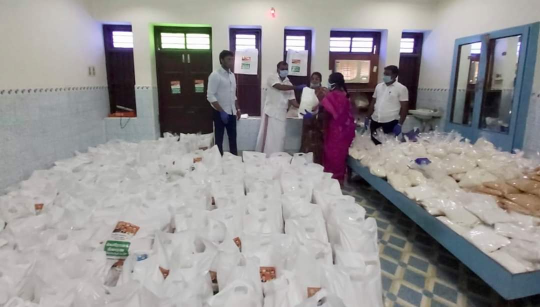 karthikbjpkarur's tweet image. #MODIKITS 10000தினசரி கூலித் தொழிலாளர்களுக்கு பயனளிப்பதற்காக 2000 க்கும் மேற்பட்ட குடும்பங்களுக்கு முழு பூட்டுதல் காலத்தையும் நீடிக்கும் உலர் ரேஷன் மளிகை பொருட்கள் கொண்ட மோடிக்கிட்டுகள் இன்று முதல் ஒப்படைக்கப்பட்டது.இதில் மாநிலத் தலைவர் @Murugan_TNBJP @VinojBJP வழங்கினார்கள்