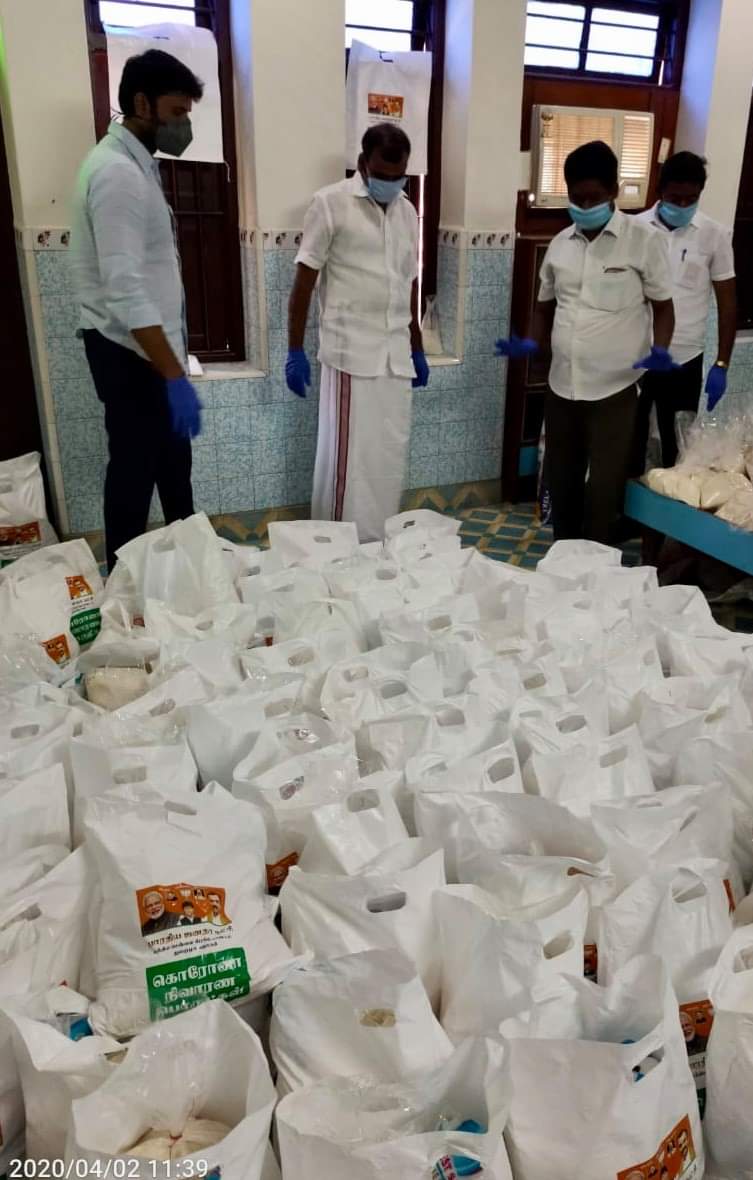 karthikbjpkarur's tweet image. #MODIKITS 10000தினசரி கூலித் தொழிலாளர்களுக்கு பயனளிப்பதற்காக 2000 க்கும் மேற்பட்ட குடும்பங்களுக்கு முழு பூட்டுதல் காலத்தையும் நீடிக்கும் உலர் ரேஷன் மளிகை பொருட்கள் கொண்ட மோடிக்கிட்டுகள் இன்று முதல் ஒப்படைக்கப்பட்டது.இதில் மாநிலத் தலைவர் @Murugan_TNBJP @VinojBJP வழங்கினார்கள்