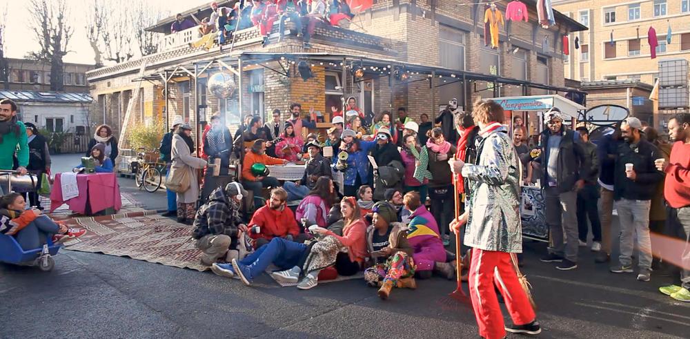 Les Grands Voisins à Paris : un documentaire dévoile les coulisses d’une “cité rêvée”

telerama.fr/sortir/les-gra…
Par <a href="/EmmaChaudieu/">Emmanuelle Chaudieu</a>