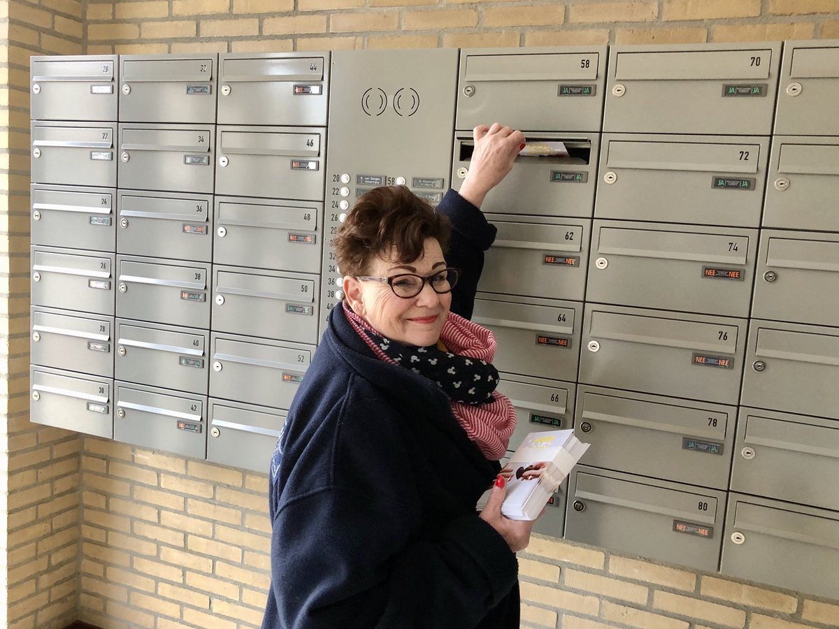 Vandaag zijn we niet alleen in de wijk #crabbehof om het zwerfvuil op te ruimen, maar ook om kaarten van Licht voor Dordt te verspreiden #nietalleen #jebentnietalleen #coronacrisis