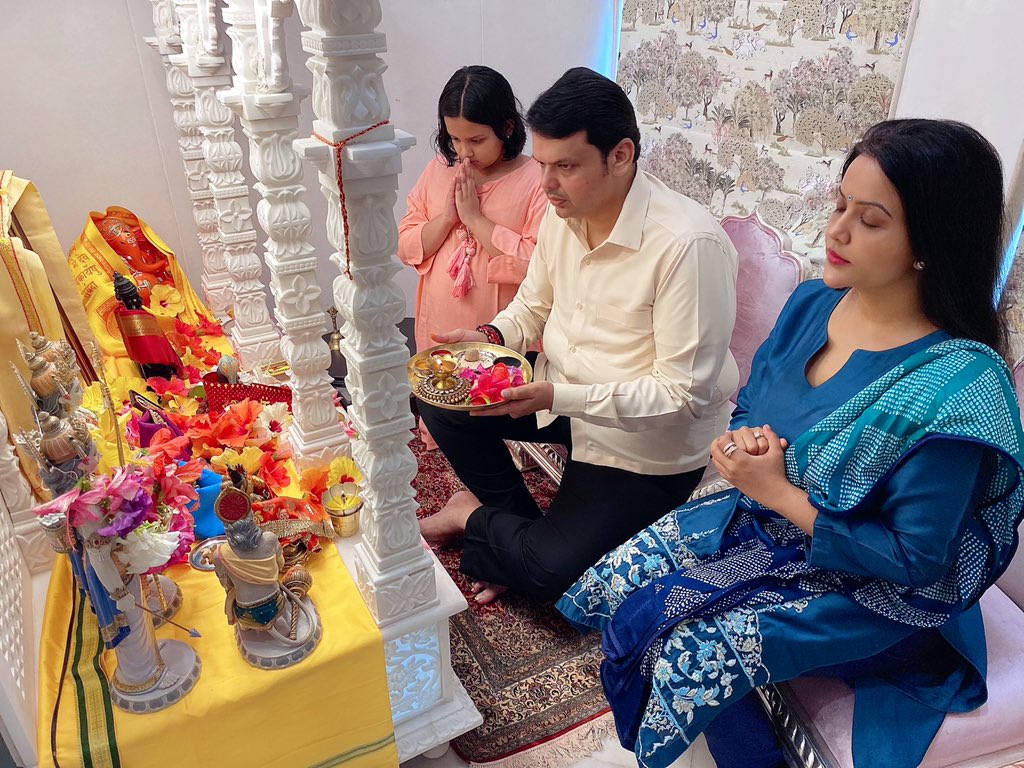 fadnavis_amruta's tweet photo. संयमाचे दुजे नाम राम आहे.
या रणाचे शस्त्र एक विश्राम आहे.
ह्या कसोटीला कुठे असे जात,धर्म ?
तू तुझे निस्वार्थ कर ते पुण्यकर्म
ही राम चरणी प्रार्थना करूनी प्रणाम ,
या संकटावर मात करू हा शब्द ठाम ! #RamNavami2020 #Ramnavmi2020 #Ram #रामनवमी https://t.co/vWHOTPlDzA