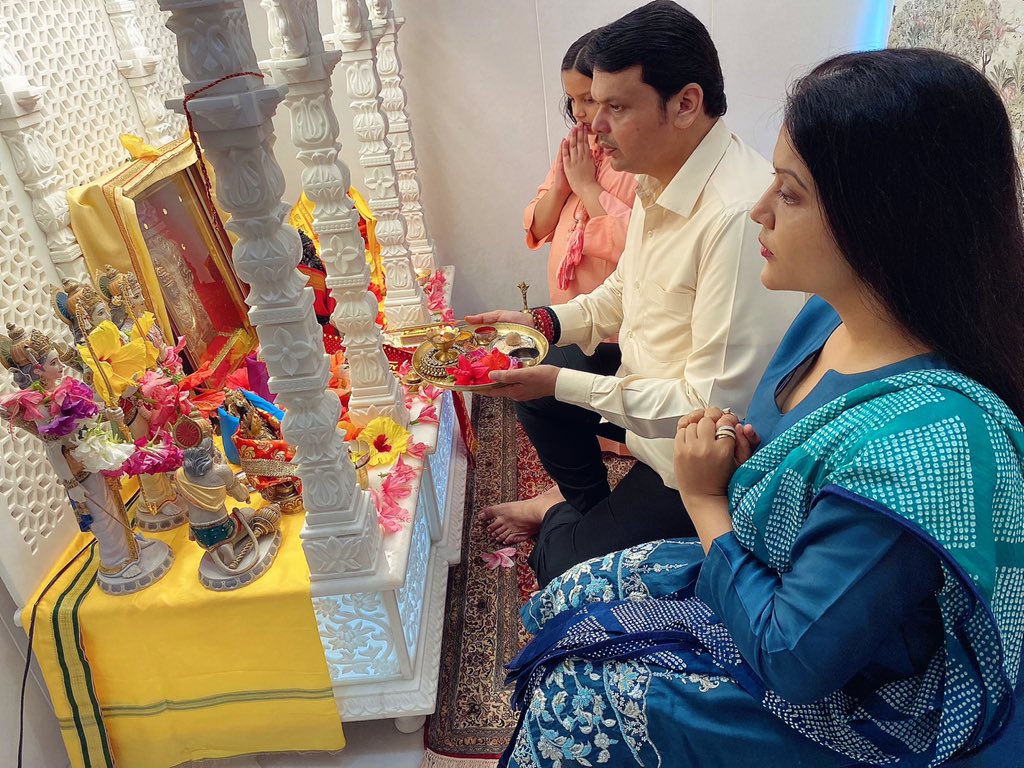 fadnavis_amruta's tweet photo. संयमाचे दुजे नाम राम आहे.
या रणाचे शस्त्र एक विश्राम आहे.
ह्या कसोटीला कुठे असे जात,धर्म ?
तू तुझे निस्वार्थ कर ते पुण्यकर्म
ही राम चरणी प्रार्थना करूनी प्रणाम ,
या संकटावर मात करू हा शब्द ठाम ! #RamNavami2020 #Ramnavmi2020 #Ram #रामनवमी https://t.co/vWHOTPlDzA