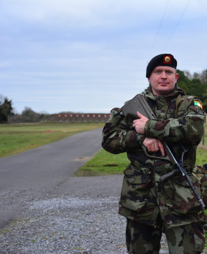 RDFRepAssoc's tweet photo. More reservists on the frontline against #COVID19. Lukasz Gancarz is a Flight Lead Officer @AerLingus & currently a member of the team responsible for preparing, dispatching, loading/unloading PPE/med flights to Beijing. Lukasz is a Pte (AR) @7_Inf_Bn D Coy 🇮🇪 @defenceforces https://t.co/wNNU6G1aC0