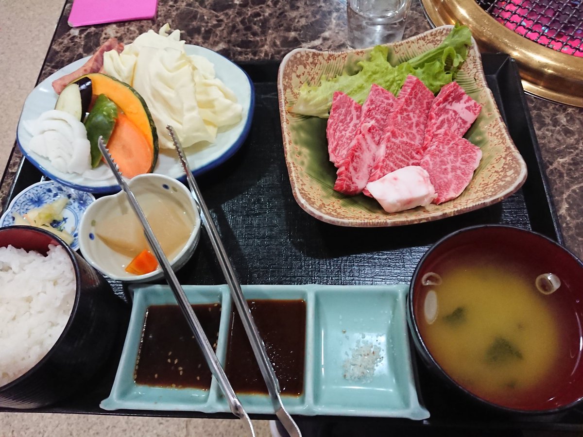 べにぶた 焼肉森山のカルビ定食 佐賀 森山牧場直営の焼肉屋さん お肉はすべて佐賀ブランド森山牛 見てこのお肉 ヤバい しかもこれで980円だよ 恐るべし九州