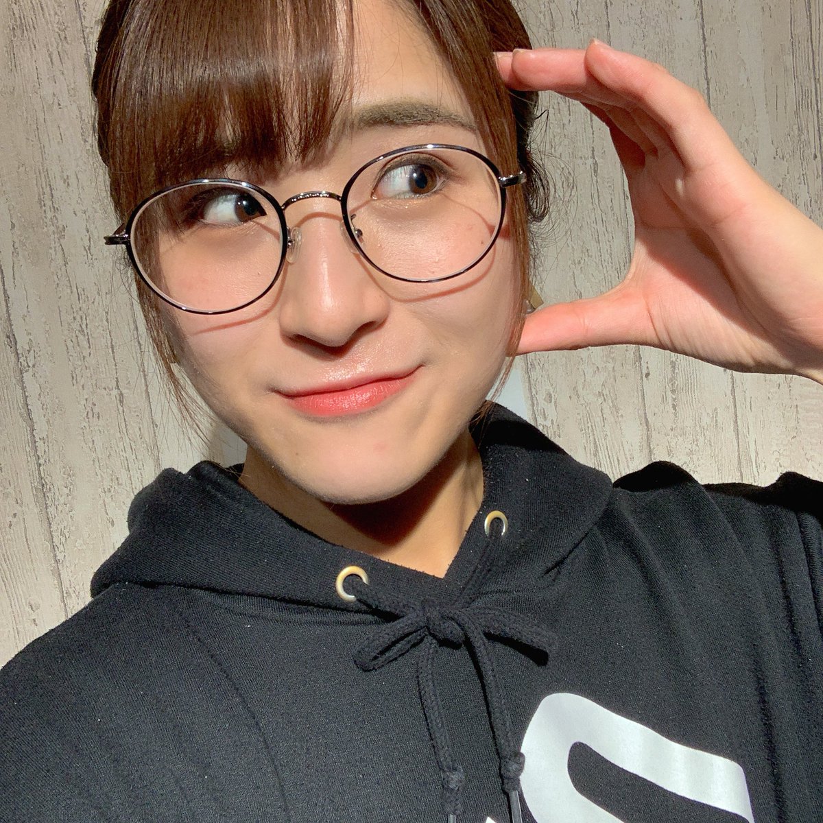 斧田 悠花 だあ A Twitter コロナが猛威を振るう中 Twitter一年記念日を迎えたので アイコンを変えときます 眼鏡はコロナ対策になるので どうしても外に出なきゃいけない時は 度なしでもサングラスでも 掛けることをおすすめいたします Owndays オンデーズ D