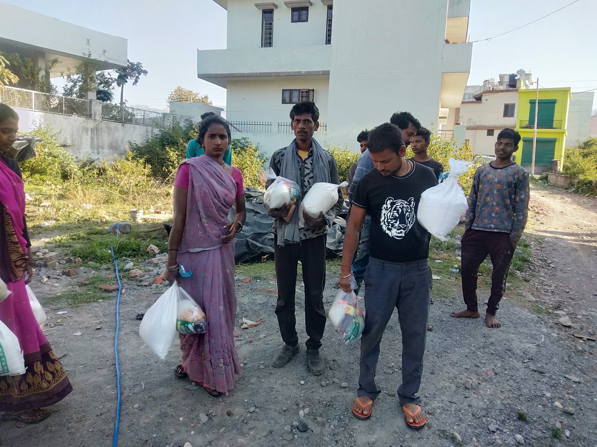 MeWelfare's tweet photo. हेल्प मी वेलफेयर सोसायटी ने आज सुबह - सुबह सहस्त्रधारा रोड नियर आईटी पार्क में   दिहाडी मजदूर परिवारों एवं गरीब परिवारों को दस दिन का राशन किट ( आटा, नमक, दाल, चीनी, चाय पत्ती, आलू,  मसाले,l) जिसमें सभी रोजमर्रा में प्रयोग होने वाले सामान हैं, एक परिवार को एक किट दी गई हैं https://t.co/qIfRFtJ46P