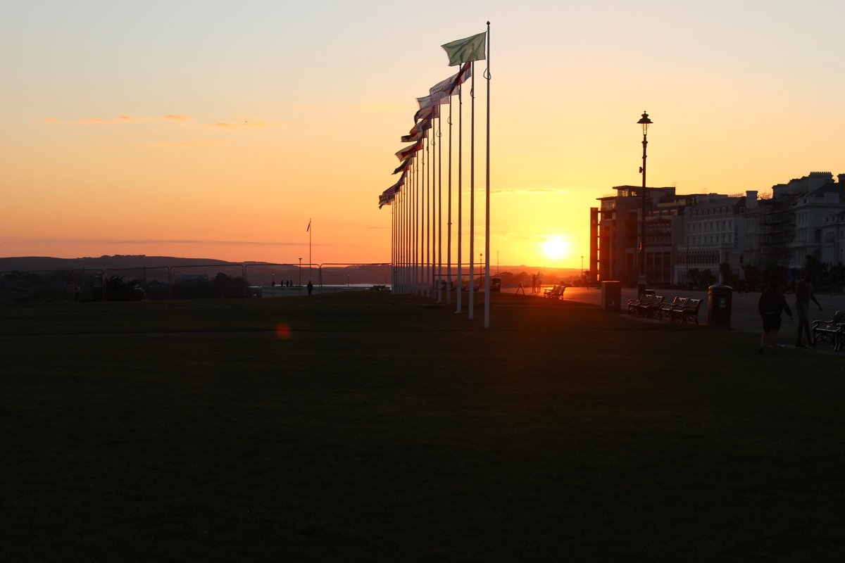 As part of #ThinkPositiveThursday we have started #ViewsFromMyWander, where we ask everyone to share the views from their daily exercise. Here is our first image of a sunset on the beautiful Plymouth Hoe 
#PlymouthCollegeAtHome
