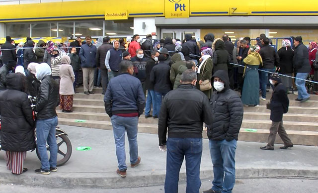 DrSinanOgan's tweet photo. 2 milyon ihtiyaç sahibi aileye bin lira tutarında yapılan ödemelerinin ikinci günü ve burası Esenyurt'ta PTT önü. "Sosyal Mesafe" kuralını pek takan yok! İyi niyetli bu destek bile maalesef ki, yanlış uygulamayla Koronavirüs yayılma aracına dönüşebiliyor! #Perşembe https://t.co/Ai4Vo257Ya