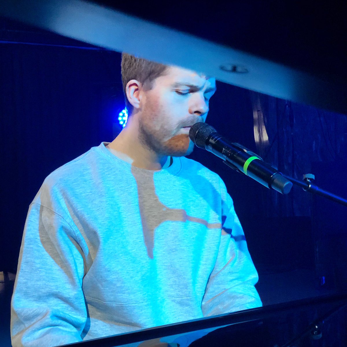 UniOslo's tweet photo. Mektig god stemning på lydprøvene! Hør @KrstnKrstnsn spille konsert for studentene på vår Facebook-side klokken 20 i kveld. #digitalscene #karantenekonsert #unioslo https://t.co/DOFqBjCAJm