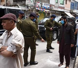 RwpVForce's tweet photo. City Police Officer @ahsanpsp 👮‍♂️🚔 visited different areas of the city with @DCRawalpindi to ensure implementation of safety precautions &amp; urged people to maintain #SocialDistancing 🧍<----->🧍

@RwpPolice @Rporwp 🚨🚓 #SafeCityRawalpindi🦺 #BeatCoronaVirus🦠 #RWPVForceUpdates https://t.co/tbULYWqusU