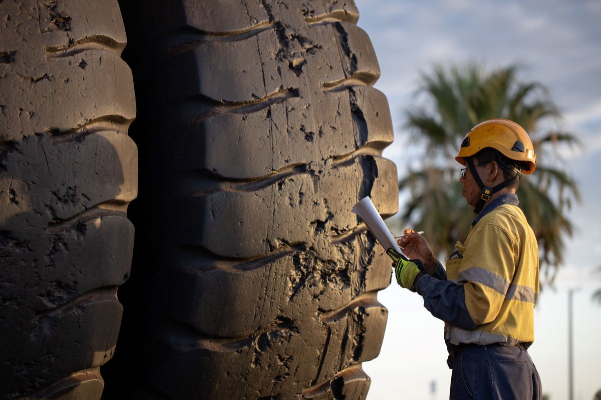 Progressive tweet media