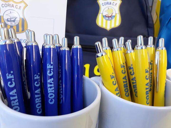 Coria_CF's tweet photo. ¡Seguimos con los sorteos de los productos oficiales del #CoriaCF en nuestras RRSS!

¡20 bolígrafos oficiales!

Para participar debéis seguirnos, escribir la palabra SORTEO, darle a LIKE y hacer RT

El domingo 5 de abril publicaremos los ganadores

¡Suerte! https://t.co/hWgWdsOOm8