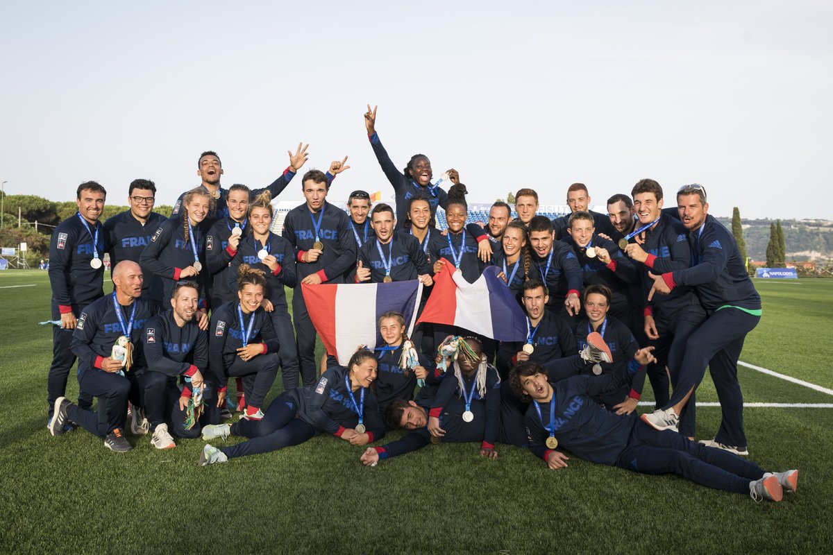 FFSportU's tweet photo. En cette période de #confinement, retour sur les temps forts du sport universitaire français en 2019 🇫🇷

#FlashbackFFSU N°9 : les équipes de France de rugby à 7 décrochent 2 médailles aux #Universiades de #Napoli2019 : l'argent pour les filles, le bronze pour les garçons🏉🥈🥉 https://t.co/NA8xVlaSTh