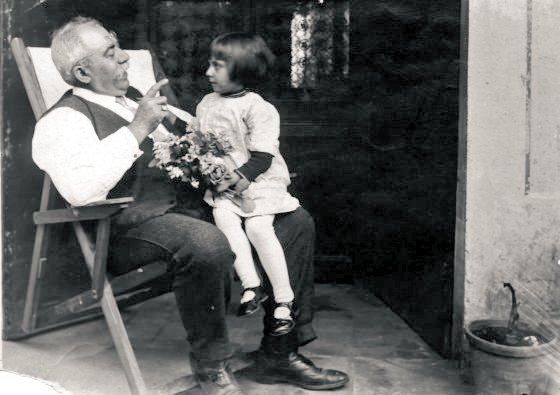 serge_fm's tweet photo. «De pequeña vivía maravillada», decía Mercè Rodoreda. En el #DíaLibroInfantilyJuvenil recomiendo sus cuentos infantiles, que también gustarán a los adultos.

En la web de @edicionesiruela podéis encontrar «El invierno y las hormigas», el primer cuento: https://t.co/e4QbadVAN1🌹📚 https://t.co/xWbjOvkZuQ
