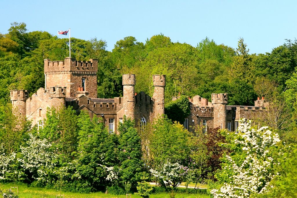 Now a boutique hotel, #AugillCastle was built in 1841 by John Bagot Pearson from Kirkby Lonsdale in a bid to outdo his younger sibling.

He succeeded in some style, commissioning the Victorian folly castle as a weekend fantasy retreat in which to entertain friends.

#Westmorland