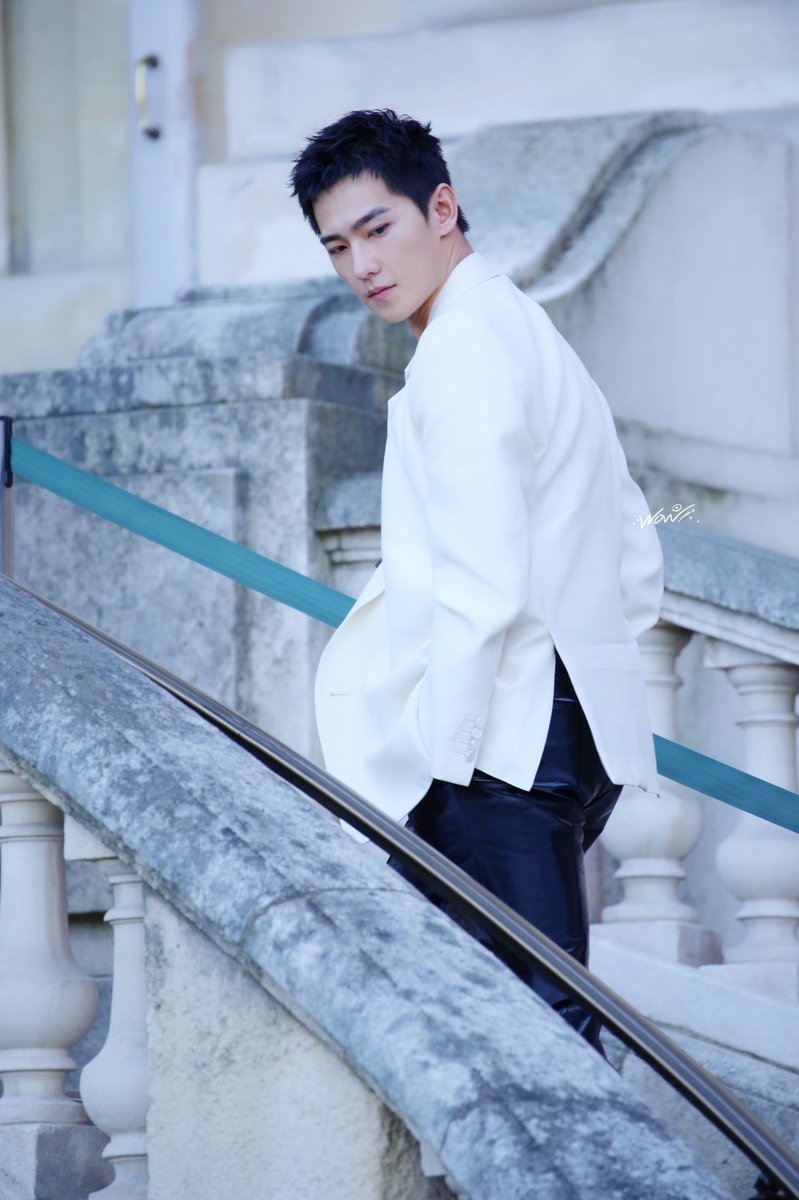 wowyy0909's tweet photo. WOW! 20200119 Dunhill AW in Paris u’re the brightest star all the time ⭐️ 🌟 💫 #yangyang #杨洋 #양양 https://t.co/E7A90bVg4V