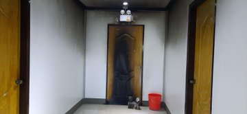 ABSCBNNews's tweet photo. Ayon sa Nagcarlan Police, gasolina ang ginamit sa tangkang pagsunog sa gusali ng PUI Isolation hub sa Brgy. Maravilla, Nagcarlan, Laguna.

May lead na umano ang mga pulis sa nasa likod nito.
Una nang tinutulan ng mga residente ang nasabing isolation hub | via @Dennis_Datu https://t.co/LrAud7WeSa