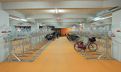 De Corona-epidemie beïnvloedt ook het gebruik van fietsenstallingen. Veel gemeenten sluiten stallingen, elders loopt het gebruik sterk terug. Bijvoorbeeld rond Utrecht Centraal.
bit.ly/2JuaftJ