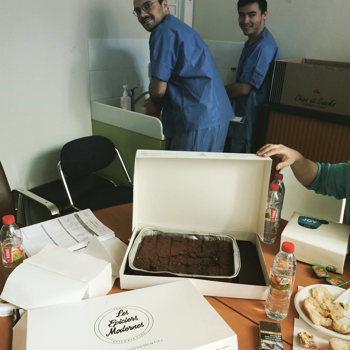 nicolasnoel94's tweet photo. Livraison de gâteaux et douceurs de #lesepiciersmodernes au CHU Bicêtre : un énorme merci à vous pour les soignants 💪😘😍😋 @LesEpiciers @Hopital_Bicetre https://t.co/MuFWJw8qKe