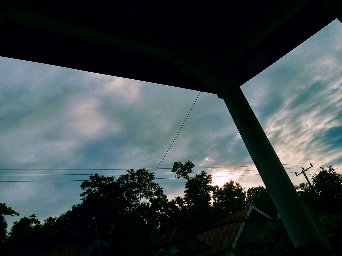 darrrr____'s tweet image. Sudahlah...
Harusnya memang begini.
Tetap sendiri.
Biar mandiri.
Dan tau diri... 😌

#KamisHalu