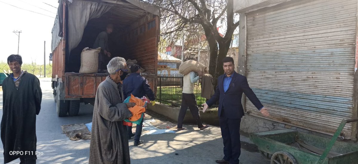 McGanderbal's tweet photo. Municipal council Chairman Ad Altaf Ahamd along with team of Muncipal Council Members today visited many ration stores of Ganderbal town and advised the people to maintain social distance.
@DrJitendraSingh https://t.co/RCmIANrnwc