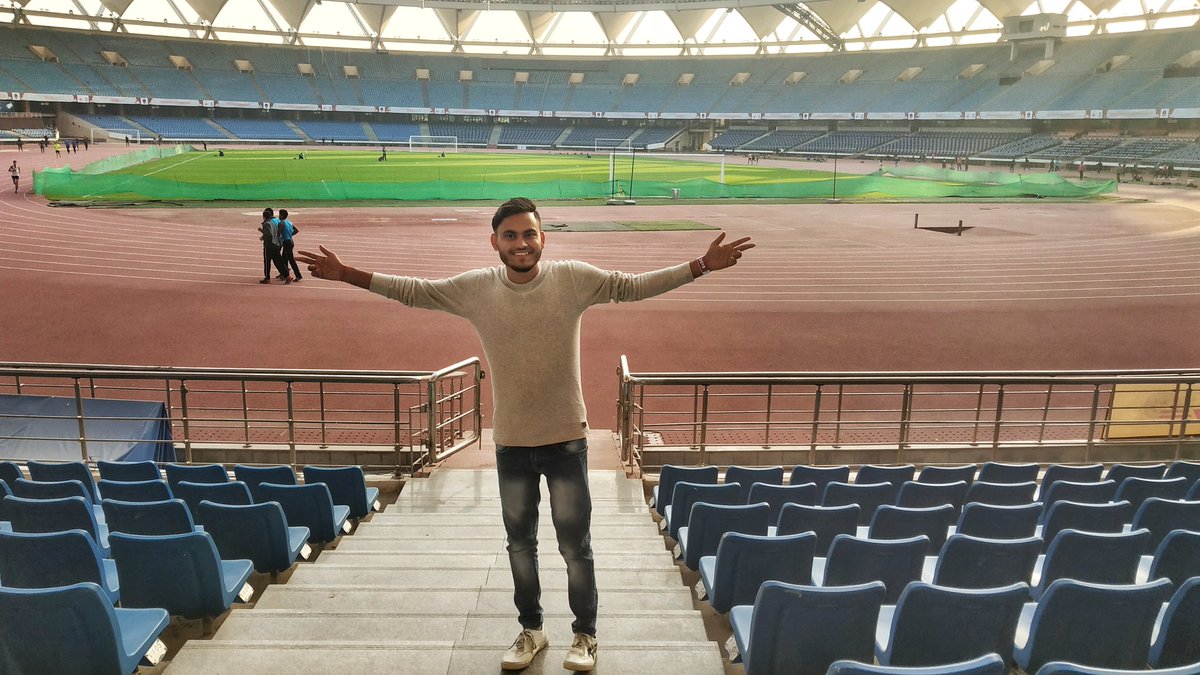 mukesh_akkian's tweet image. Me inside and outside of the stadium..but these aren&apos;t shooting time pics.😉😍
But i felt happy whn i got to knw we are going on that place where the #climax scenes of #Robot2.0 has been completed by team..🔥👍 @akshaykumar