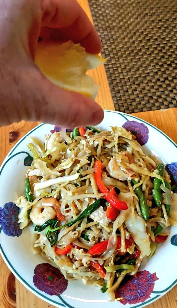 AkiraRopo's tweet photo. Haettiin koko porukalle #etäeväät thai-herkkuja suoraan #PureBite:stä
#koronalive 😘✌🏼🔪🥡 #thaifood #Tampere https://t.co/4WoDYvhk6W