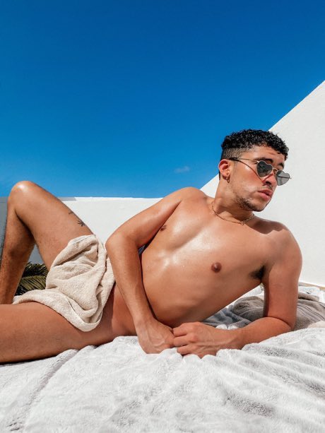 planet3rdeye's tweet photo. 🚨#BREAKING NEWS: LATIN ARTIST BAD BUNNY, has been diagnosed with the COCKBIG-19! let’s keep him in our prayers 🙏🏾🙏🏾 https://t.co/dAVvjdxXMr