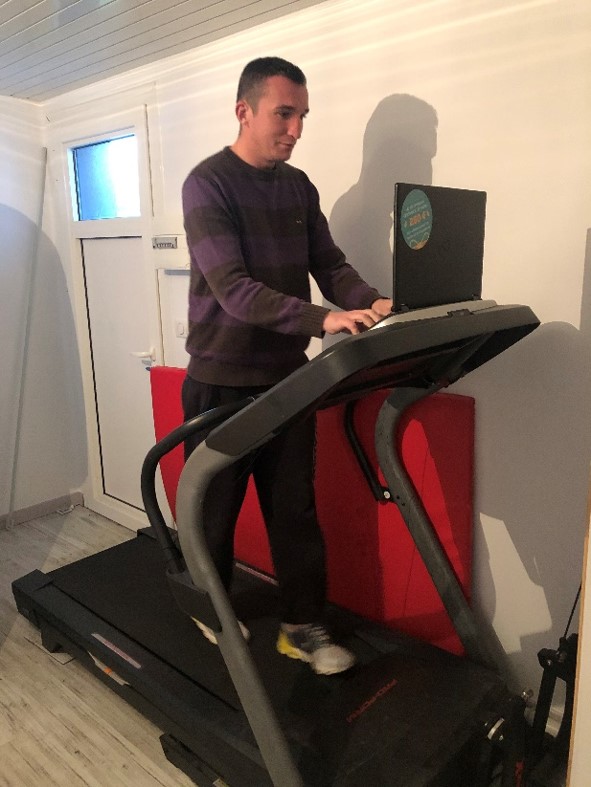 Toutes nos équipes sont en télétravail, nous restons cependant joignables via email &amp; téléphone !📲 

On vous partage des photos des espaces de travail de nos collaborateurs sur-motivés😁
&amp; vous comment se passe votre télétravail ? Partagez nous vos photos 📸 #LeTeletravailEtVous