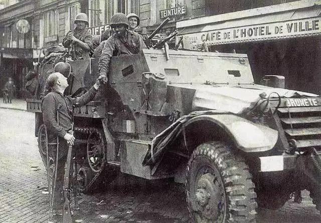 jitorreblanca's tweet photo. President @EmmanuelMacron farewell homage to Rafael Gomez, the last Spanish survivor of the 9th Company ("La Nueve"), who liberated Paris on August 1944. Photo with company members in a vehicle named "Brunete". #France @ECFRParis @ECFRMadrid @ecfr #Europeanvalues #solidarity https://t.co/M2rmlSLaAA