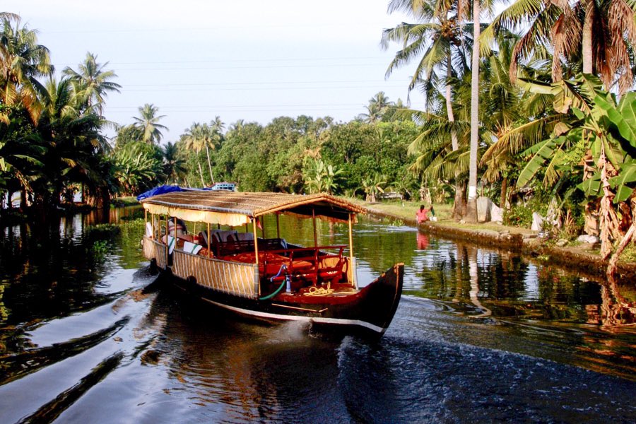 twofortheworld's tweet photo. We can’t travel right now, but we CAN daydream about the amazing places we’d love to get back to. Kerala is one of those places: the perfect intro to India.
#humanbynature ➡️https://t.co/Ompv6r18BQ https://t.co/aL7XOEpvK6