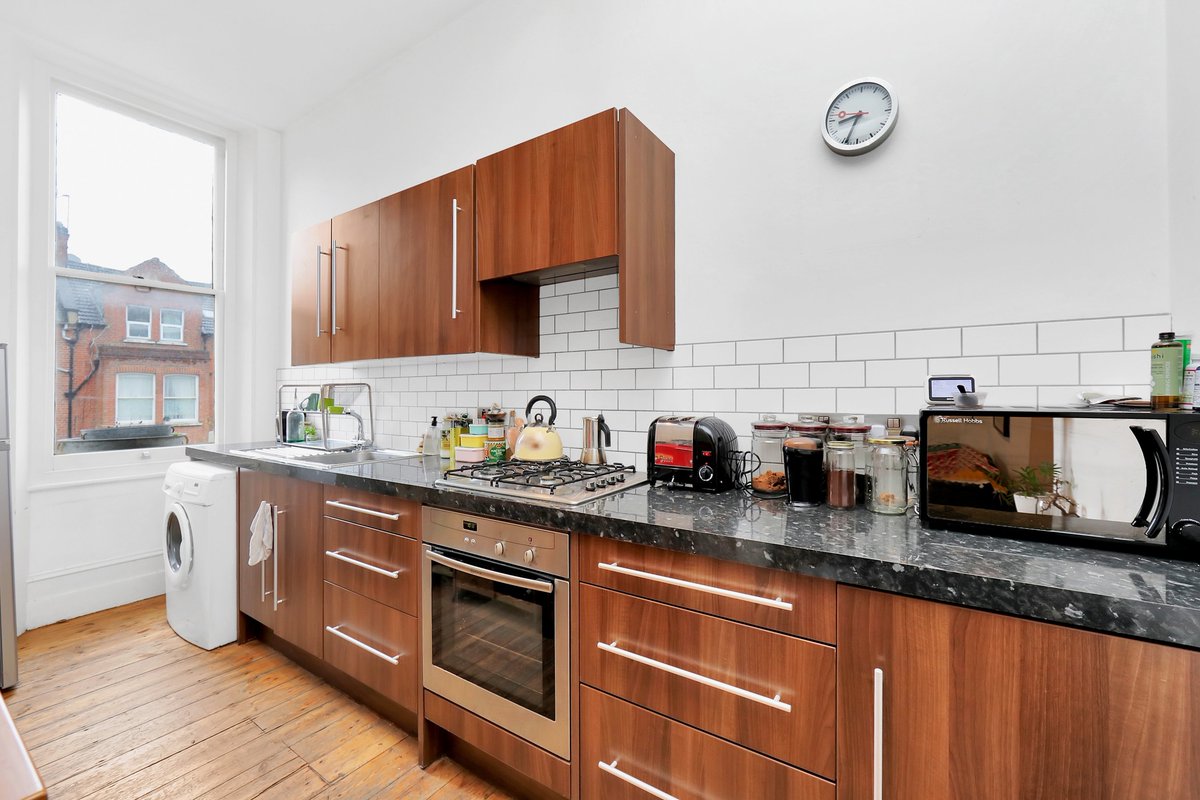 lt_worcester's tweet photo. 2 bed apartment on Plympston Road, NW6.  consisting of 2  beds &amp; a semi-open plan kitchen / reception area. transport links nearby Brondesbury &amp; Kilburn Station.
visit https://t.co/kgSSZDhpu2
#ForSale #London #Property #EstateAgent #NW6 https://t.co/ATwQv9VBsB