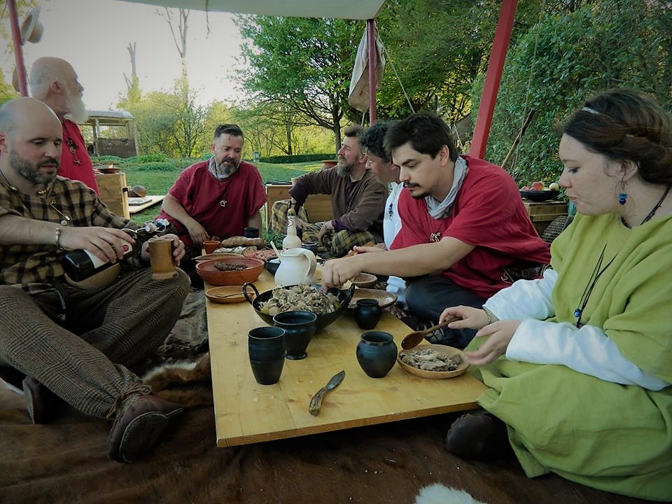 CAtrebate's tweet photo. Beltaine 2019.

Lorsque AdCanaunos, mercenaire Belge chez Drungo, rencontre AlaudaGenos d'Arverni et dine à la table des Arvernes.

#teamgaulois, #teutaArverni, #Drungo, #INTERVIAS https://t.co/67P9r9EOUb