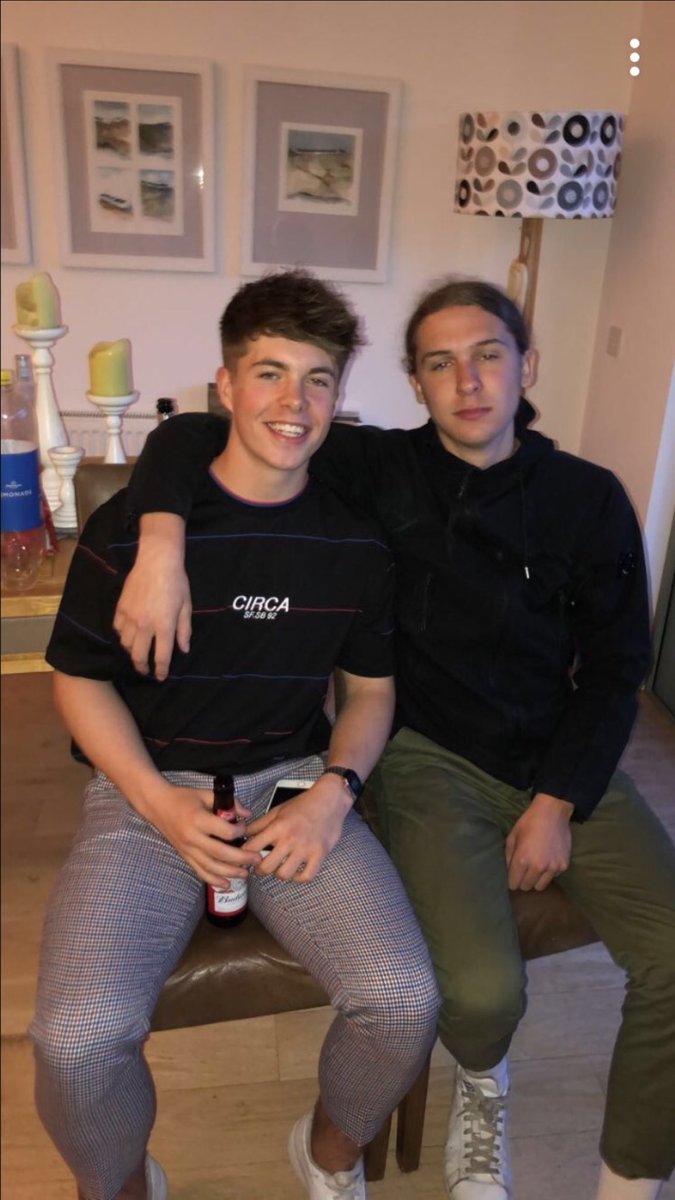 Happy 18th birthday to this lad <a href="/darien_harris_/">Darien Harris</a> enjoy sitting in ur house all day, but I’m sure we will hav a wee drink soon to celebrate my friend !!!!🎉🎊