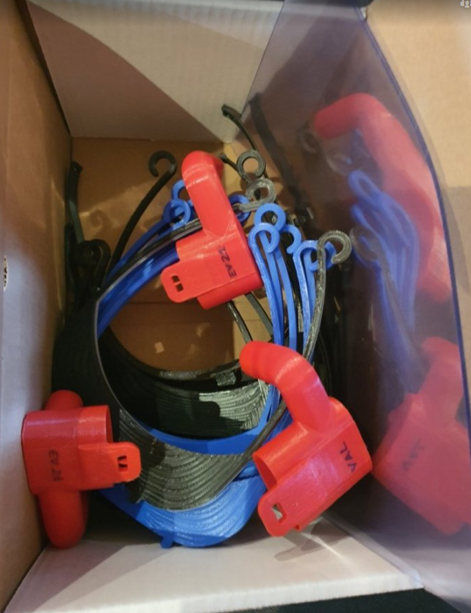 Nuestras máquinas 3D ya no solo están fabricando viseras. Después de un par de pruebas, ya hemos mandado a la Clínica Quirón el adaptador para que las máscaras del @DecathlonES  puedan ser respiradores artificiales. Con su ok, nuestras máquinas 3D se dedicarán en exclusiva a ello